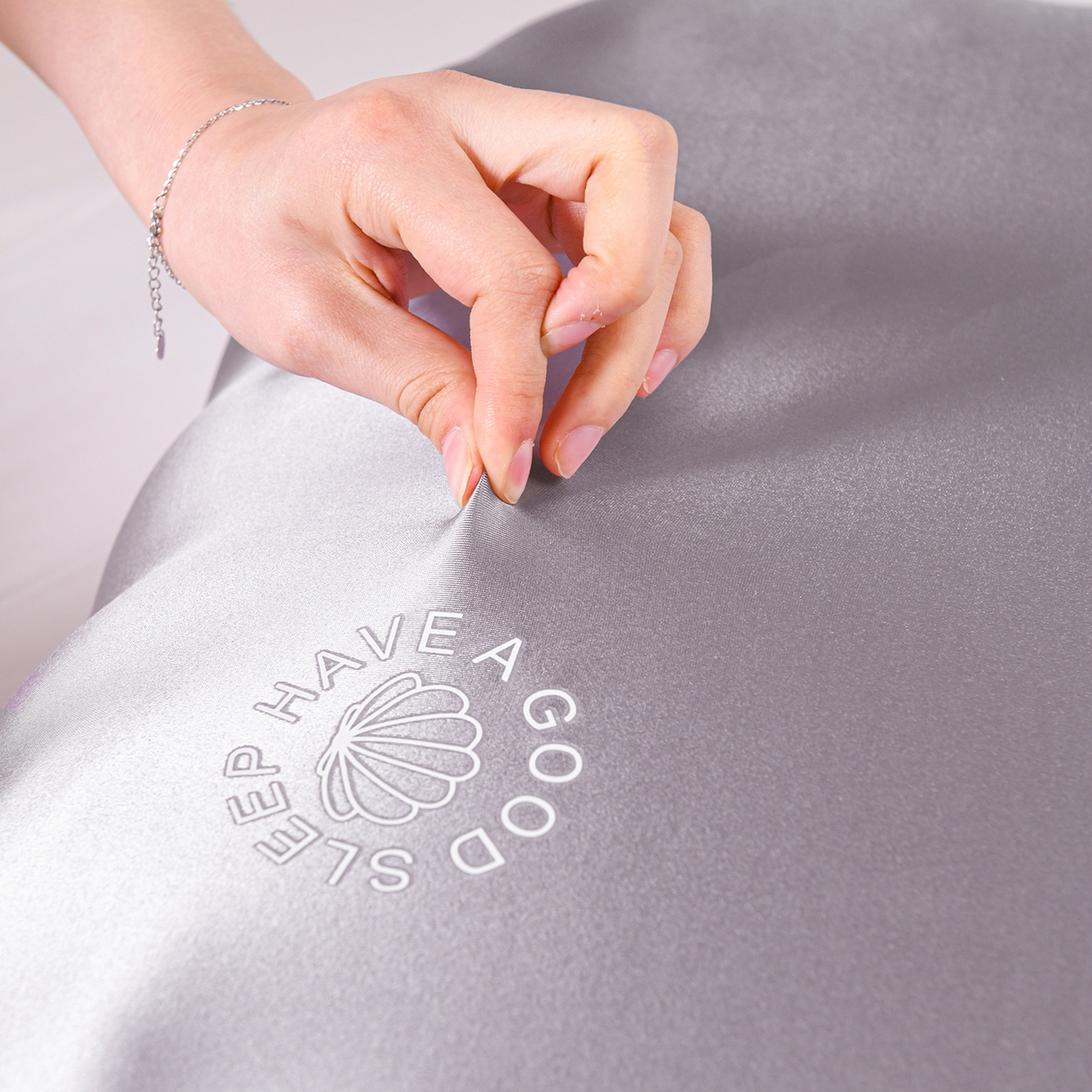 91家纺网 家纺一手货源 找家纺 圣靓家纺 2026春夏新款贝壳零压力生物基枕慢回弹护颈椎枕头记忆棉枕芯 蓝色