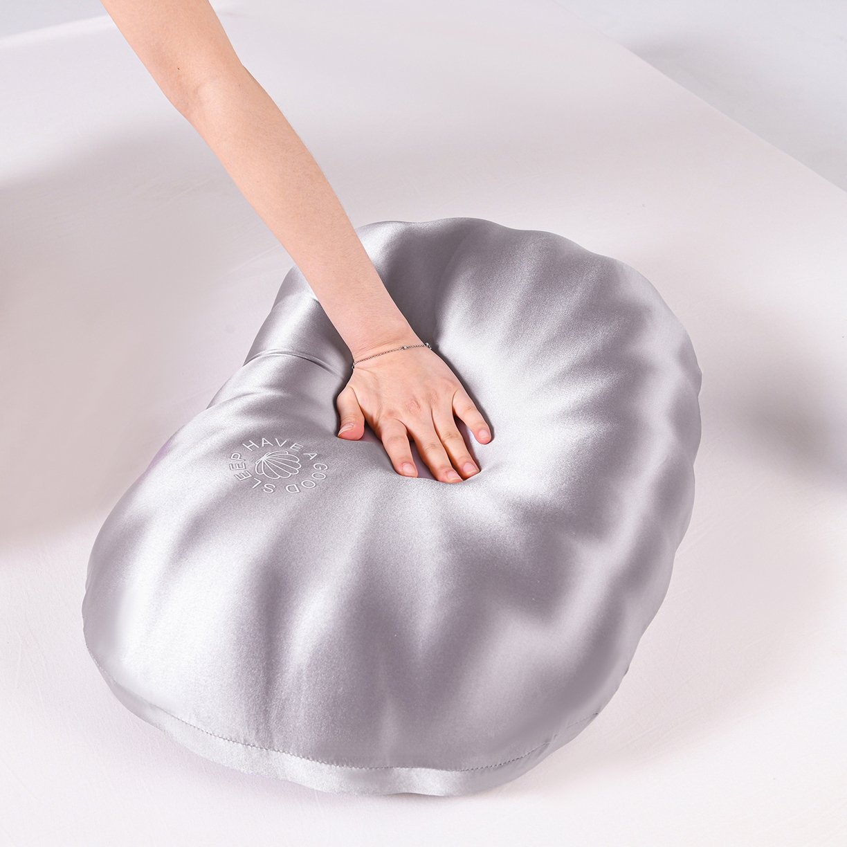 91家纺网 家纺一手货源 找家纺 圣靓家纺 2026春夏新款贝壳零压力生物基枕慢回弹护颈椎枕头记忆棉枕芯 蓝色