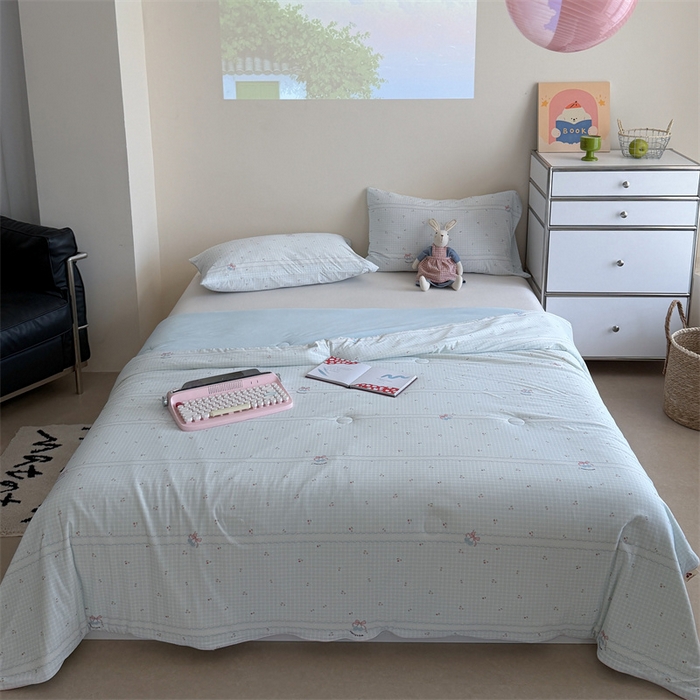 91家纺网 家纺一手货源 找家纺 暖生活 2026新款A类冰皮氨纶凉感夏被 被子被芯 浅蓝花边