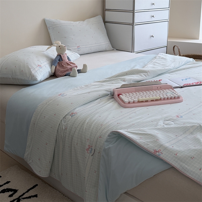 91家纺网 家纺一手货源 找家纺 暖生活 2026新款A类冰皮氨纶凉感夏被 被子被芯 浅蓝花边