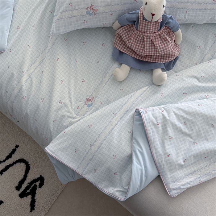 91家纺网 家纺一手货源 找家纺 暖生活 2026新款A类冰皮氨纶凉感夏被 被子被芯 浅蓝花边