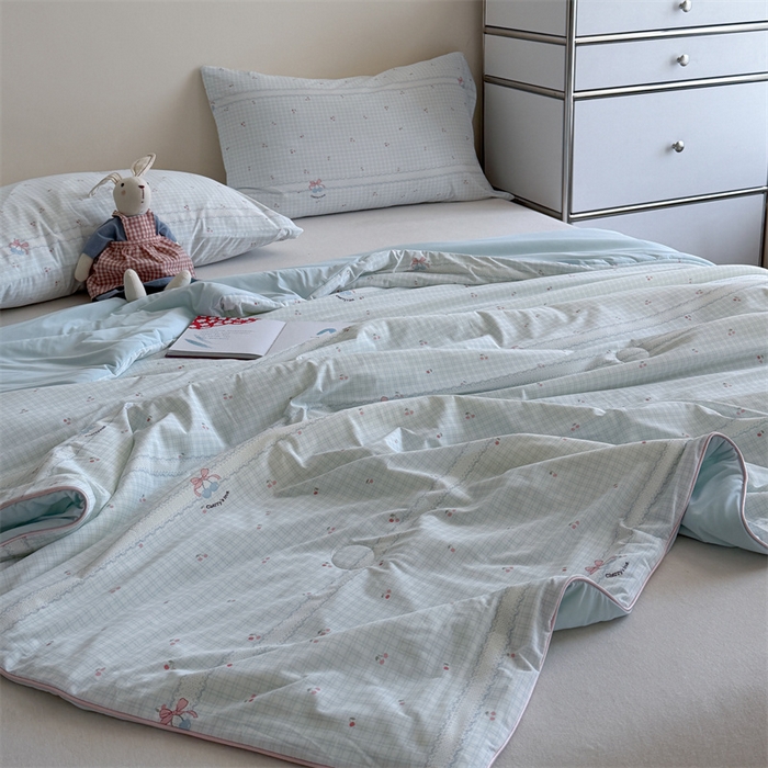 91家纺网 家纺一手货源 找家纺 暖生活 2026新款A类冰皮氨纶凉感夏被 被子被芯 浅蓝花边