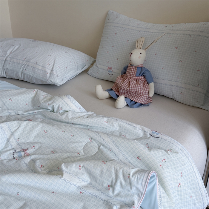 91家纺网 家纺一手货源 找家纺 暖生活 2026新款A类冰皮氨纶凉感夏被 被子被芯 浅蓝花边