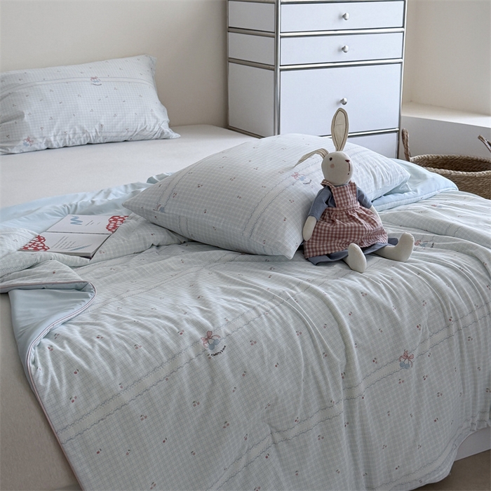 91家纺网 家纺一手货源 找家纺 暖生活 2026新款A类冰皮氨纶凉感夏被 被子被芯 浅蓝花边