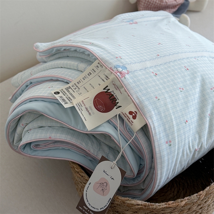 91家纺网 家纺一手货源 找家纺 暖生活 2026新款A类冰皮氨纶凉感夏被 被子被芯 浅蓝花边