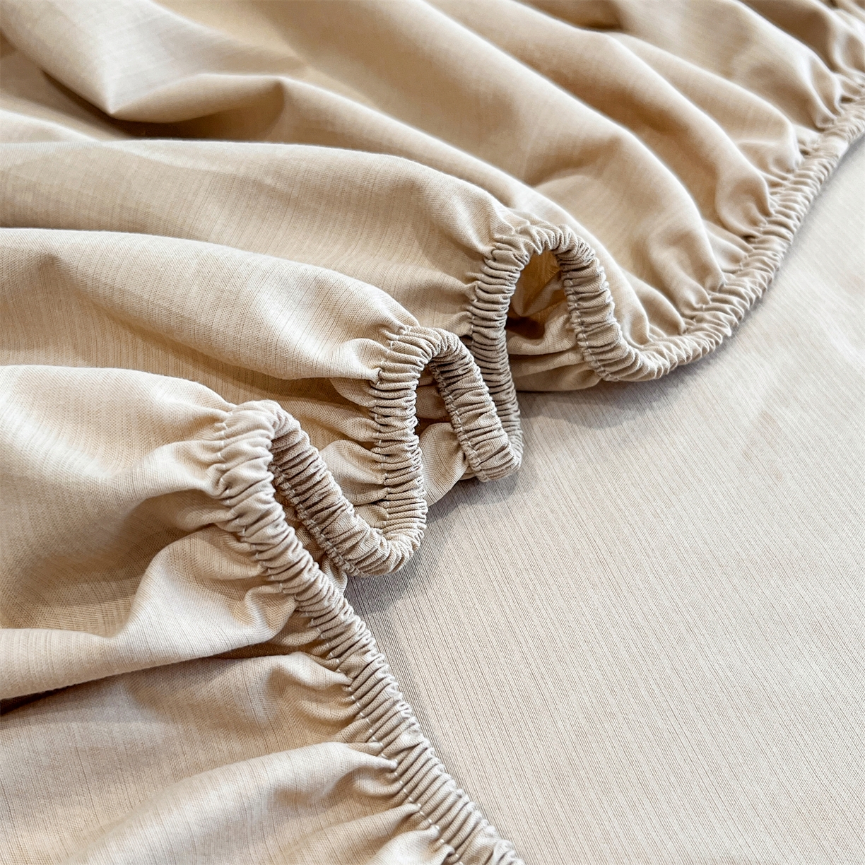 91家纺网 家纺一手货源 找家纺 慕木家纺 2026新款A类纯色印花慕丝棉床笠系列（抽空压缩可供跨境）（提供买家秀） 莫奈咖