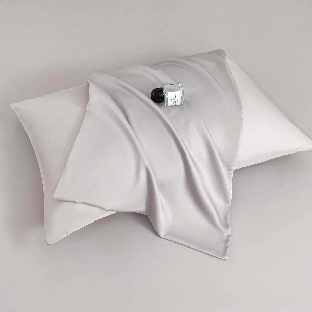 91家纺网 家纺一手货源 找家纺 尊妙被业 2026春夏新款莱赛尔天丝夏被蚕蛹蛋白夏被夏凉被空调被四件套-纯色款 花银灰