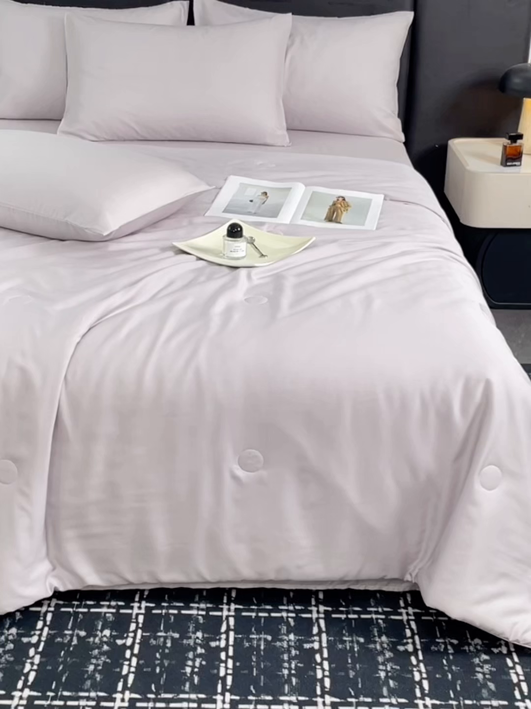 91家纺网 家纺一手货源 找家纺 尊妙被业 2026春夏新款莱赛尔天丝夏被蚕蛹蛋白夏被夏凉被空调被四件套-纯色款 花银灰