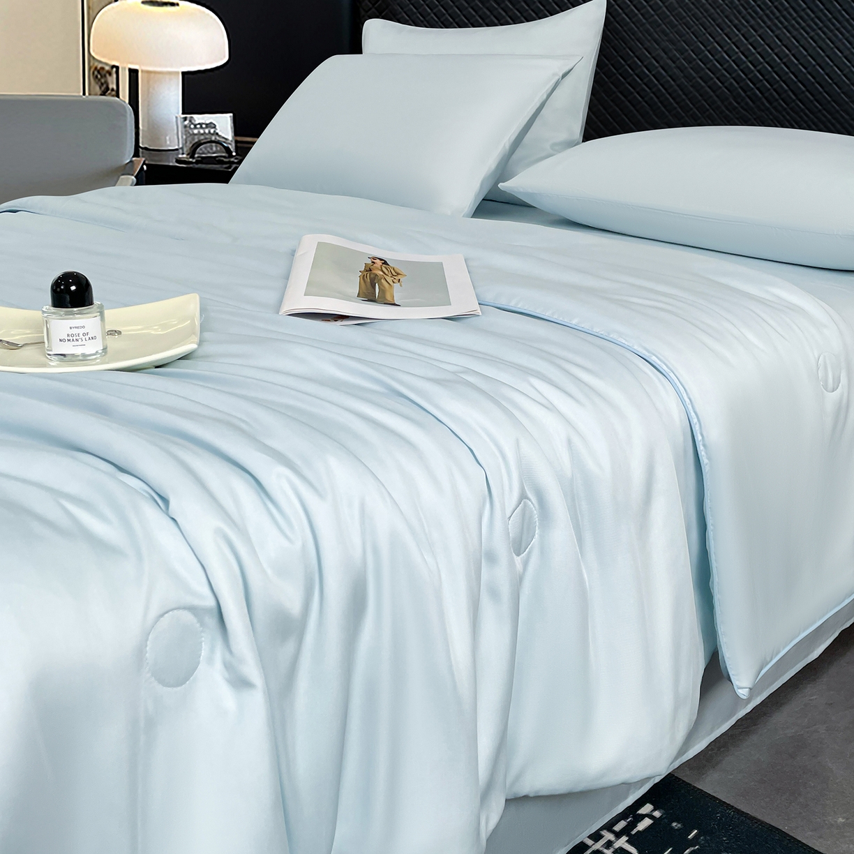 91家纺网 家纺一手货源 找家纺 尊妙被业 2026春夏新款莱赛尔天丝夏被蚕蛹蛋白夏被夏凉被空调被四件套-纯色款 静谧蓝