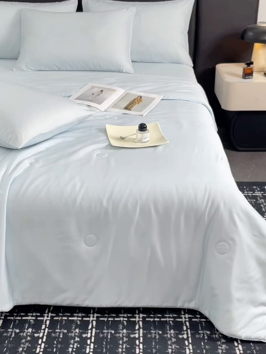 91家纺网 家纺一手货源 找家纺 尊妙被业 2026春夏新款莱赛尔天丝夏被蚕蛹蛋白夏被夏凉被空调被四件套-纯色款 静谧蓝