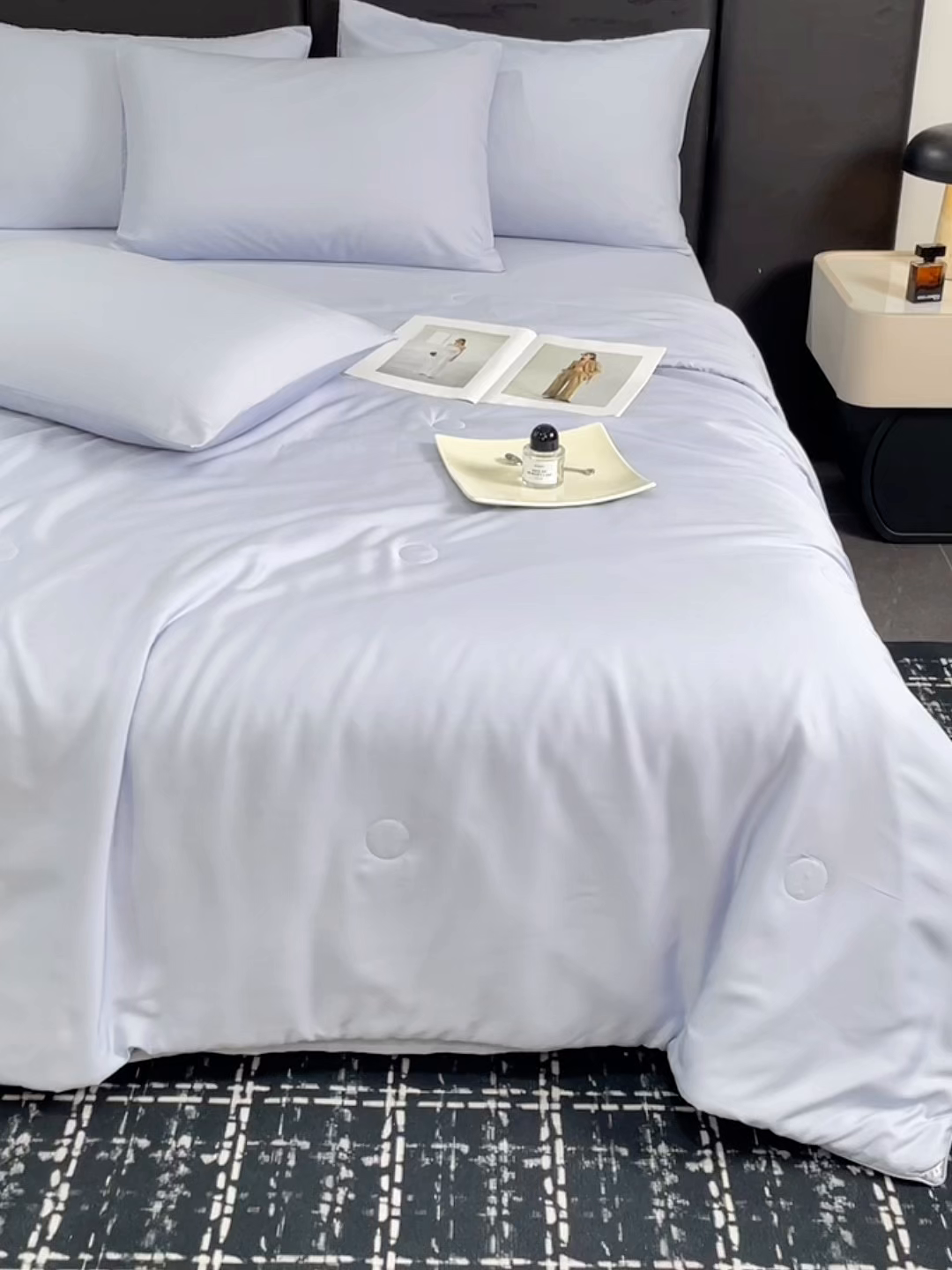 91家纺网 家纺一手货源 找家纺 尊妙被业 2026春夏新款莱赛尔天丝夏被蚕蛹蛋白夏被夏凉被空调被四件套-纯色款 垦丁蓝