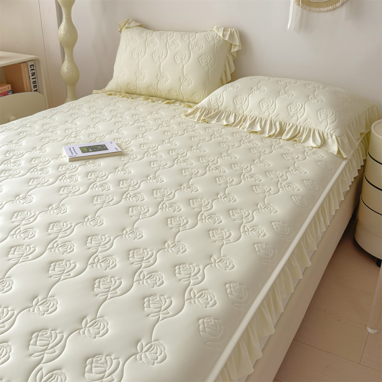 91家纺网 家纺一手货源 找家纺 雯豆家纺 【10A抗菌】2026新品氨纶凉感丝花边床笠三件套+花边夏被夏凉被四件套 氨纶花边床笠-奶黄