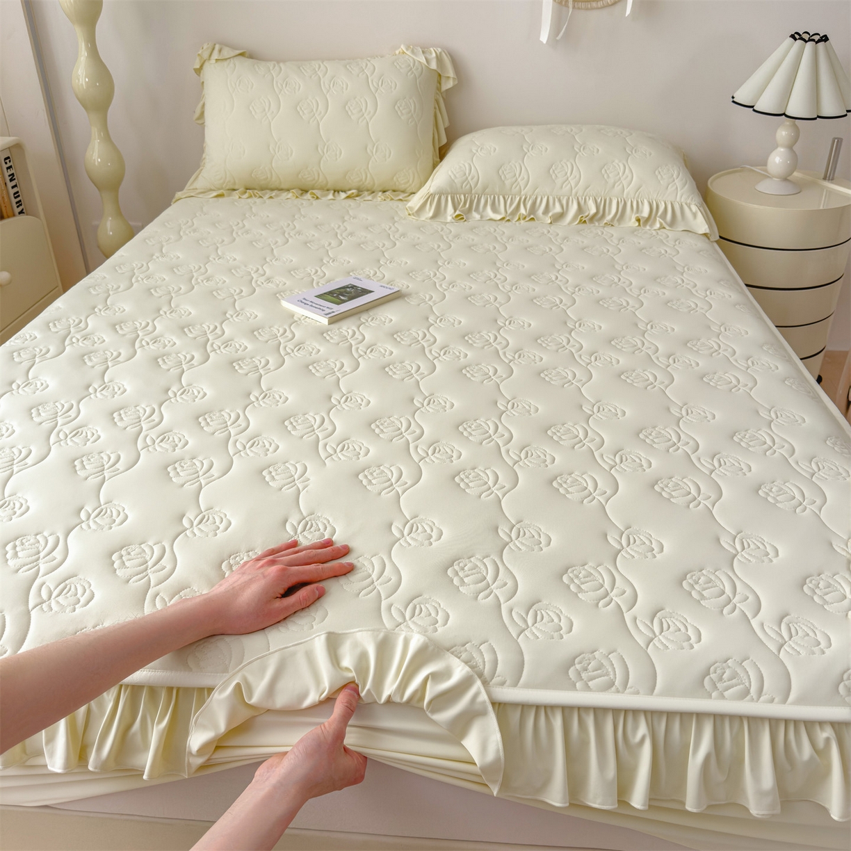 91家纺网 家纺一手货源 找家纺 雯豆家纺 【10A抗菌】2026新品氨纶凉感丝花边床笠三件套+花边夏被夏凉被四件套 氨纶花边床笠-奶黄