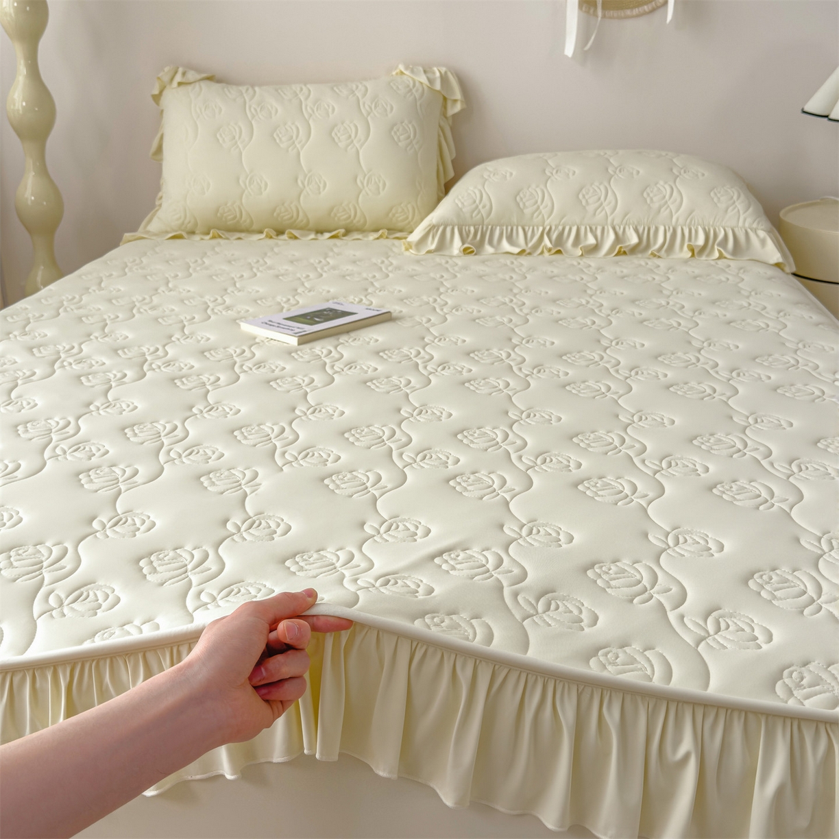 91家纺网 家纺一手货源 找家纺 雯豆家纺 【10A抗菌】2026新品氨纶凉感丝花边床笠三件套+花边夏被夏凉被四件套 氨纶花边床笠-奶黄