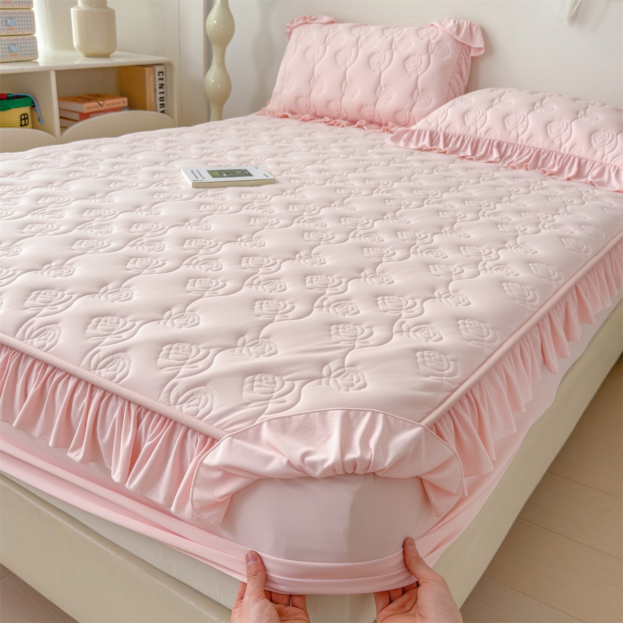 91家纺网 家纺一手货源 找家纺 雯豆家纺 【10A抗菌】2026新品氨纶凉感丝花边床笠三件套+花边夏被夏凉被四件套 氨纶花边床笠-浅粉