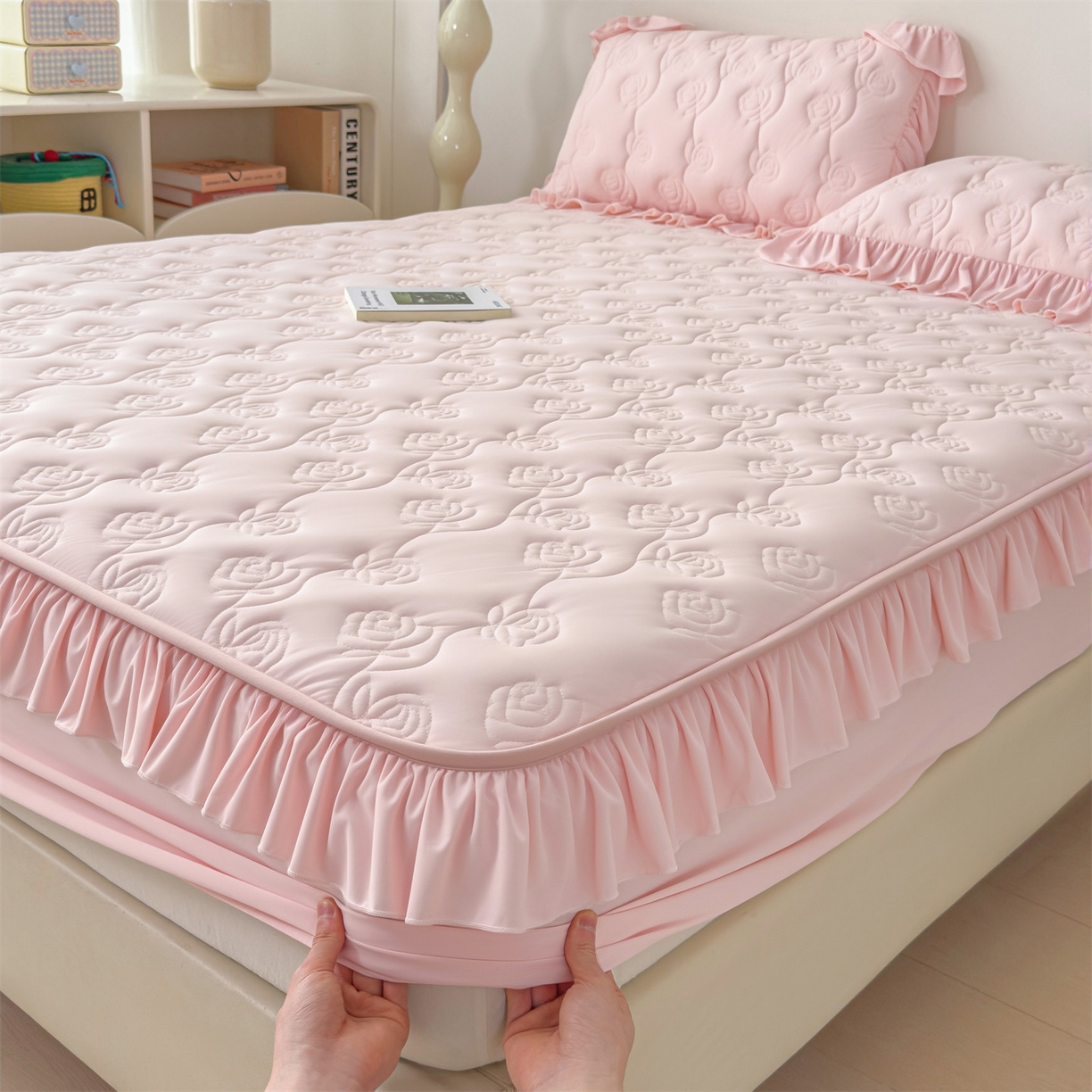 91家纺网 家纺一手货源 找家纺 雯豆家纺 【10A抗菌】2026新品氨纶凉感丝花边床笠三件套+花边夏被夏凉被四件套 氨纶花边床笠-浅粉