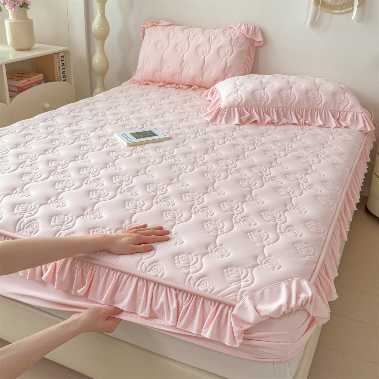 91家纺网 家纺一手货源 找家纺 雯豆家纺 【10A抗菌】2026新品氨纶凉感丝花边床笠三件套+花边夏被夏凉被四件套 氨纶花边床笠-浅粉