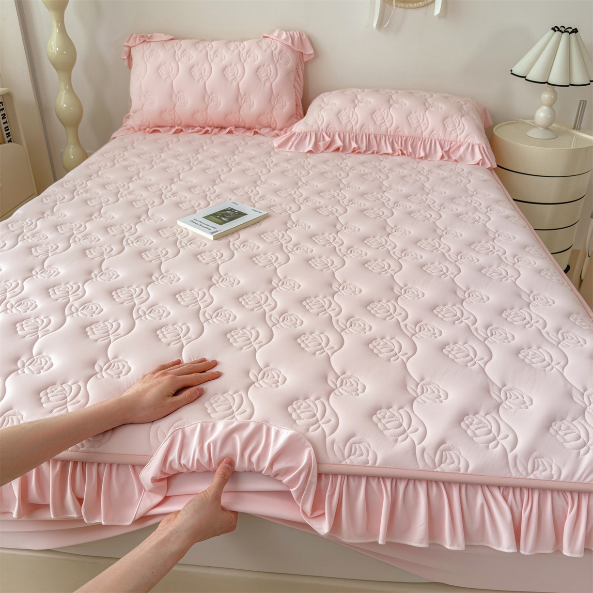 91家纺网 家纺一手货源 找家纺 雯豆家纺 【10A抗菌】2026新品氨纶凉感丝花边床笠三件套+花边夏被夏凉被四件套 氨纶花边床笠-浅粉