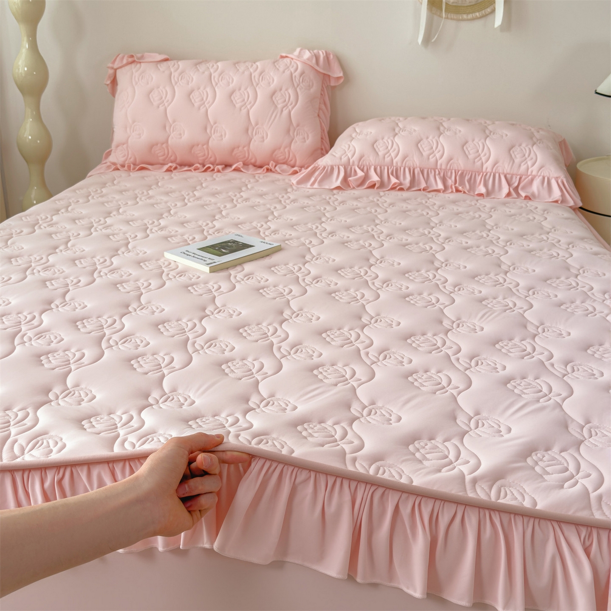 91家纺网 家纺一手货源 找家纺 雯豆家纺 【10A抗菌】2026新品氨纶凉感丝花边床笠三件套+花边夏被夏凉被四件套 氨纶花边床笠-浅粉