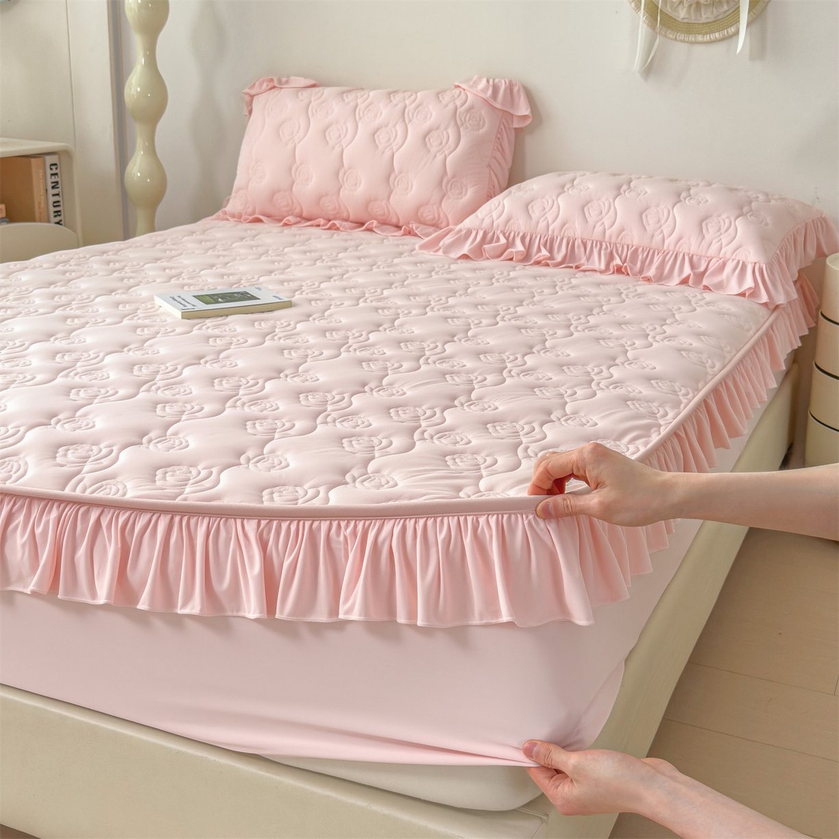 91家纺网 家纺一手货源 找家纺 雯豆家纺 【10A抗菌】2026新品氨纶凉感丝花边床笠三件套+花边夏被夏凉被四件套 氨纶花边床笠-浅粉