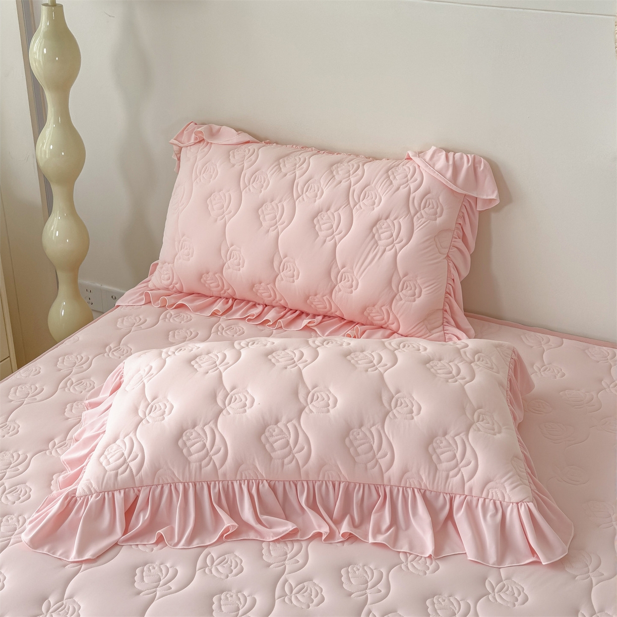 91家纺网 家纺一手货源 找家纺 雯豆家纺 【10A抗菌】2026新品氨纶凉感丝花边床笠三件套+花边夏被夏凉被四件套 氨纶花边床笠-浅粉