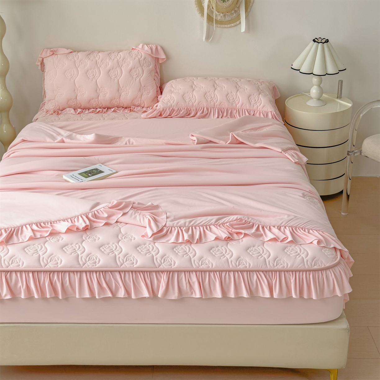 91家纺网 家纺一手货源 找家纺 雯豆家纺 【10A抗菌】2026新品氨纶凉感丝花边床笠三件套+花边夏被夏凉被四件套 氨纶花边床笠-浅粉