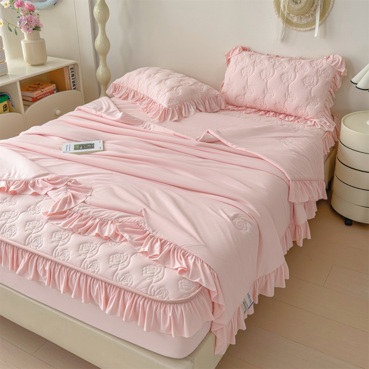 91家纺网 家纺一手货源 找家纺 雯豆家纺 【10A抗菌】2026新品氨纶凉感丝花边床笠三件套+花边夏被夏凉被四件套 氨纶花边床笠-浅粉