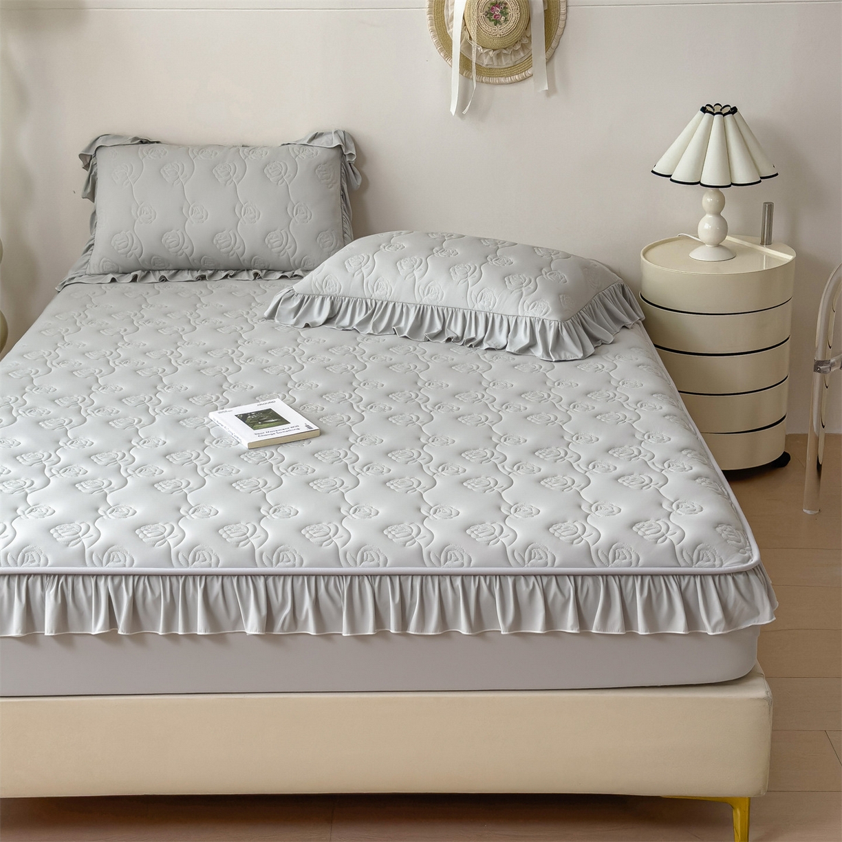 91家纺网 家纺一手货源 找家纺 雯豆家纺 【10A抗菌】2026新品氨纶凉感丝花边床笠三件套+花边夏被夏凉被四件套 氨纶花边床笠-浅灰