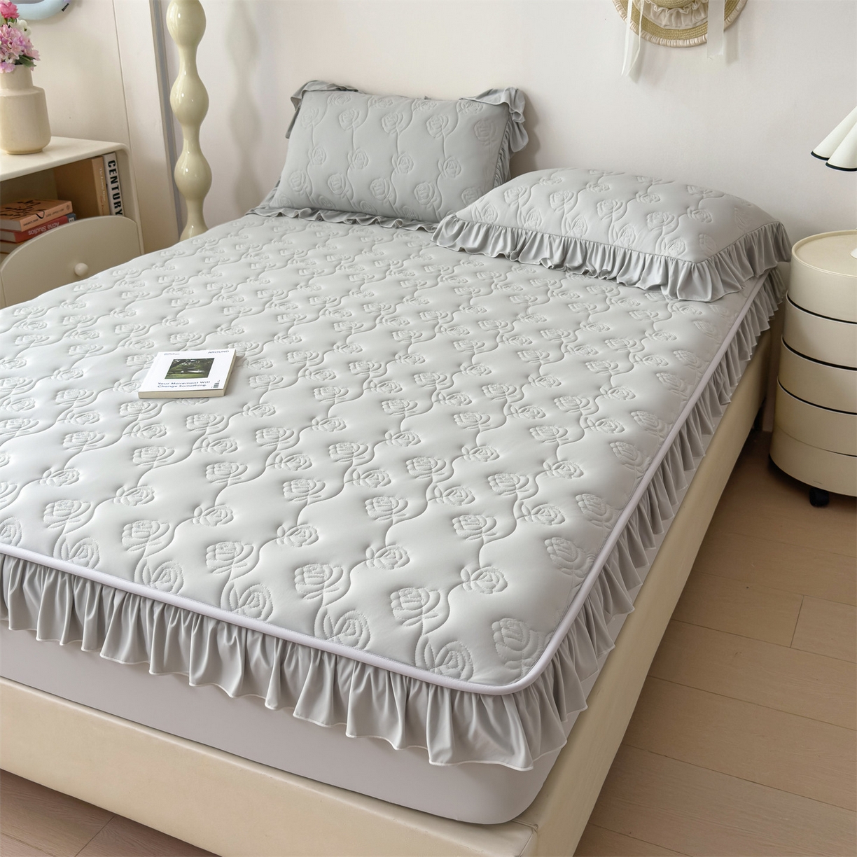 91家纺网 家纺一手货源 找家纺 雯豆家纺 【10A抗菌】2026新品氨纶凉感丝花边床笠三件套+花边夏被夏凉被四件套 氨纶花边床笠-浅灰