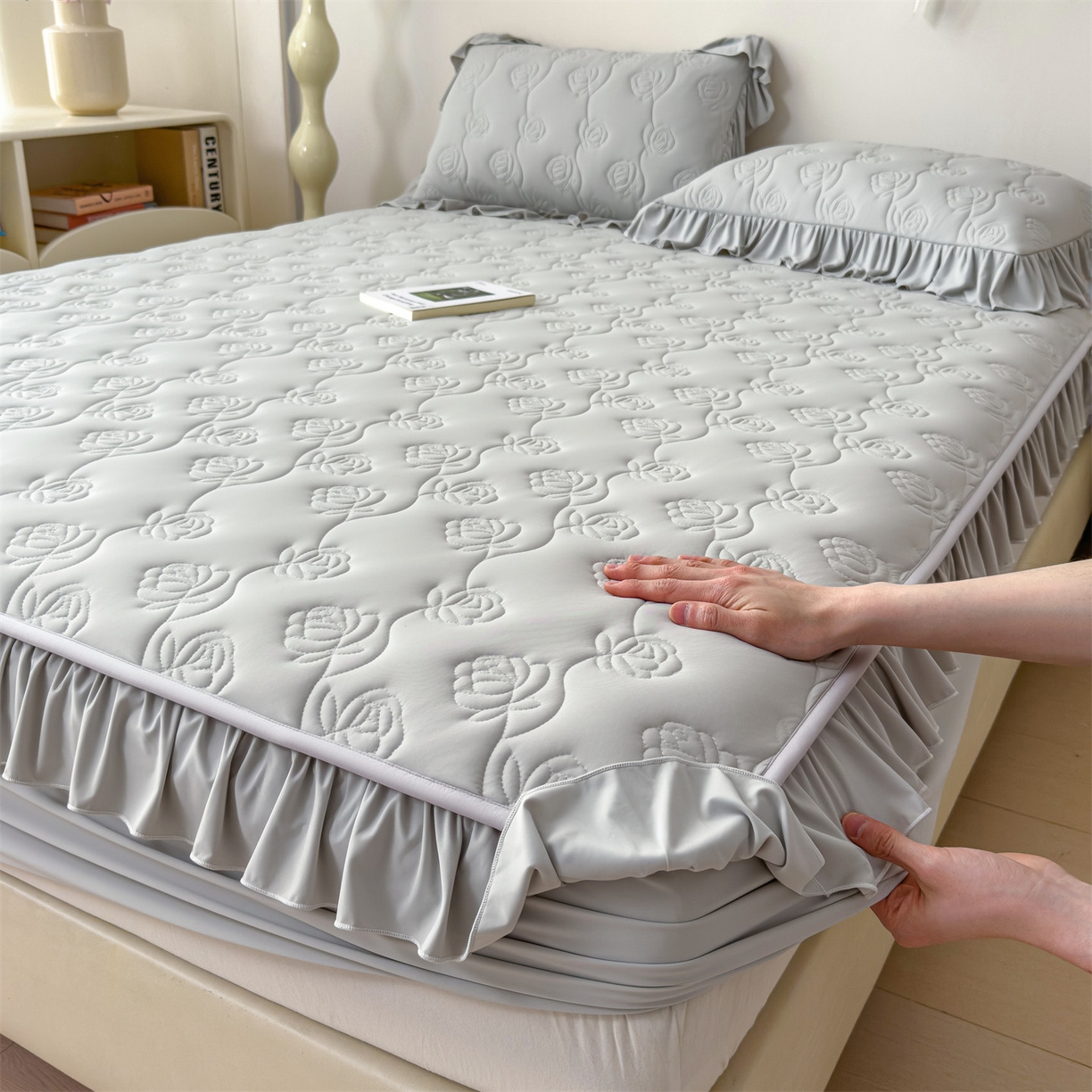 91家纺网 家纺一手货源 找家纺 雯豆家纺 【10A抗菌】2026新品氨纶凉感丝花边床笠三件套+花边夏被夏凉被四件套 氨纶花边床笠-浅灰