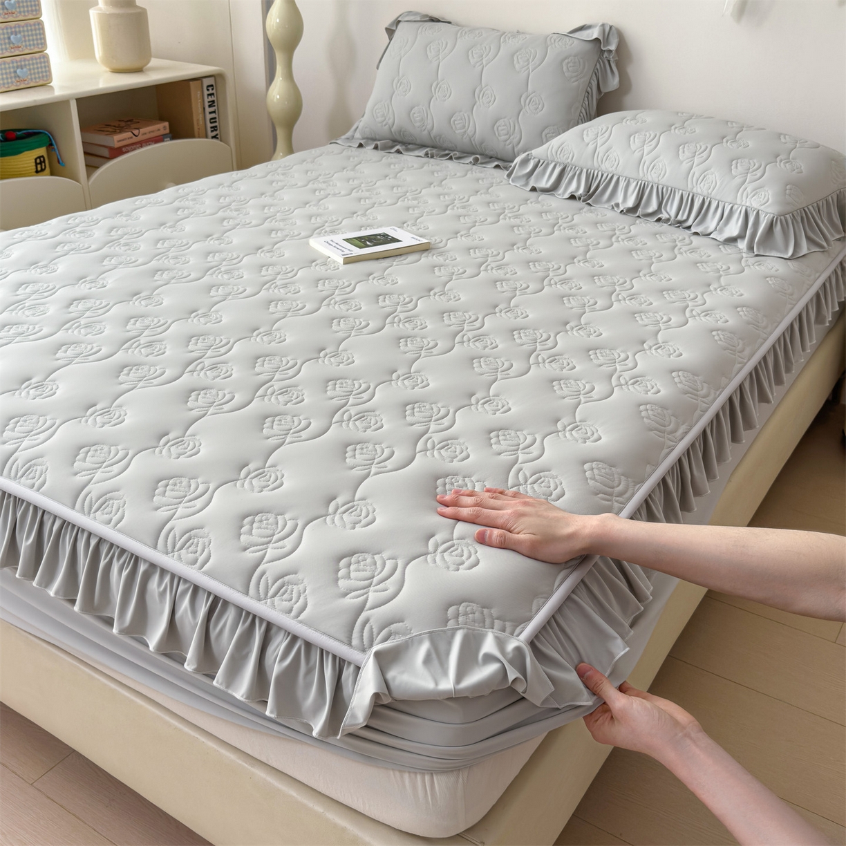 91家纺网 家纺一手货源 找家纺 雯豆家纺 【10A抗菌】2026新品氨纶凉感丝花边床笠三件套+花边夏被夏凉被四件套 氨纶花边床笠-浅灰