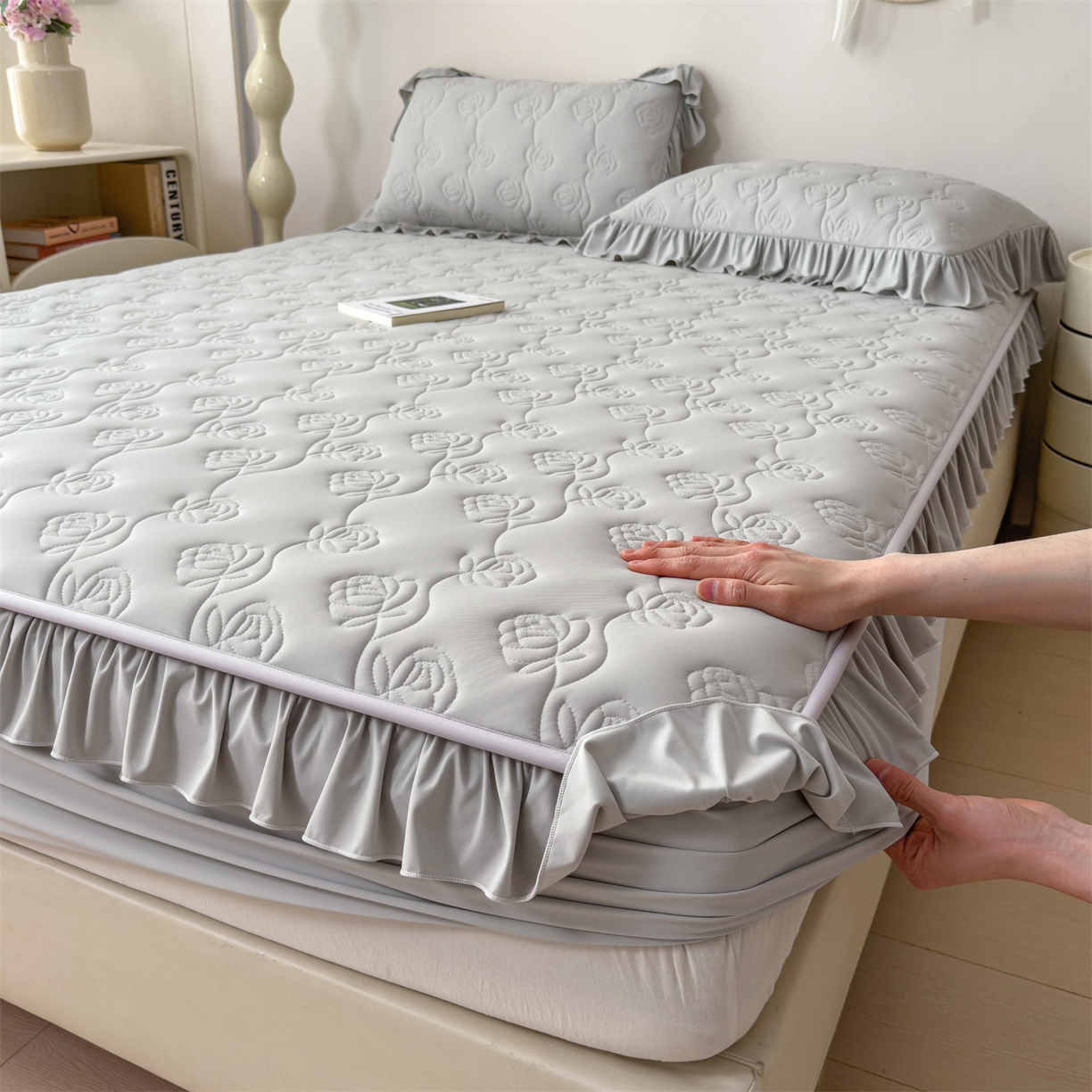 91家纺网 家纺一手货源 找家纺 雯豆家纺 【10A抗菌】2026新品氨纶凉感丝花边床笠三件套+花边夏被夏凉被四件套 氨纶花边床笠-浅灰