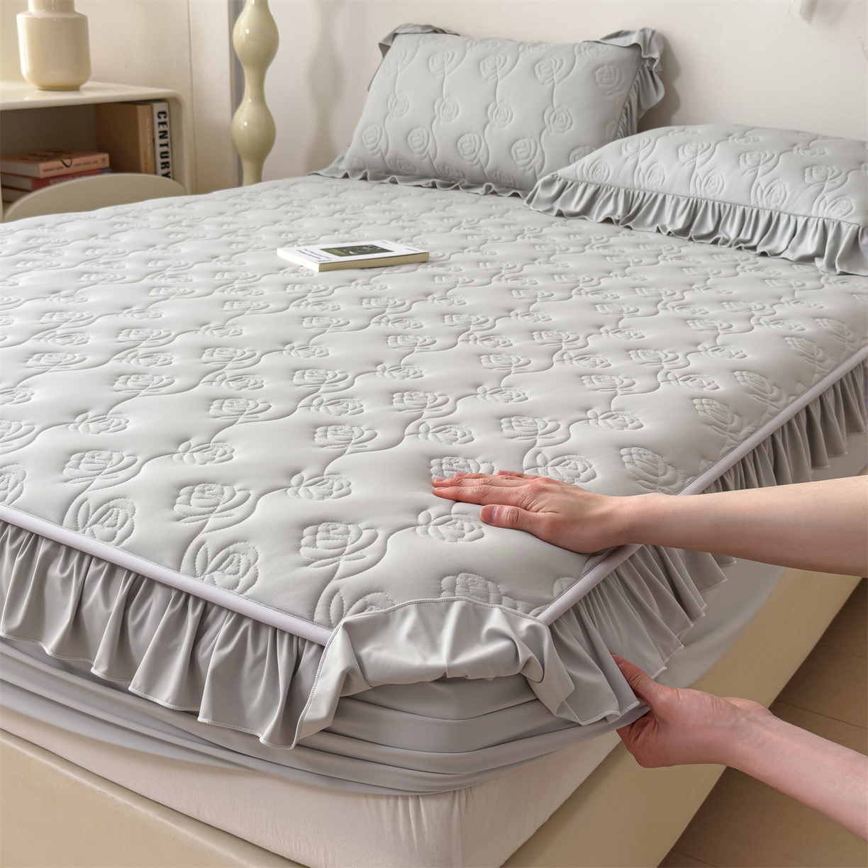 91家纺网 家纺一手货源 找家纺 雯豆家纺 【10A抗菌】2026新品氨纶凉感丝花边床笠三件套+花边夏被夏凉被四件套 氨纶花边床笠-浅灰