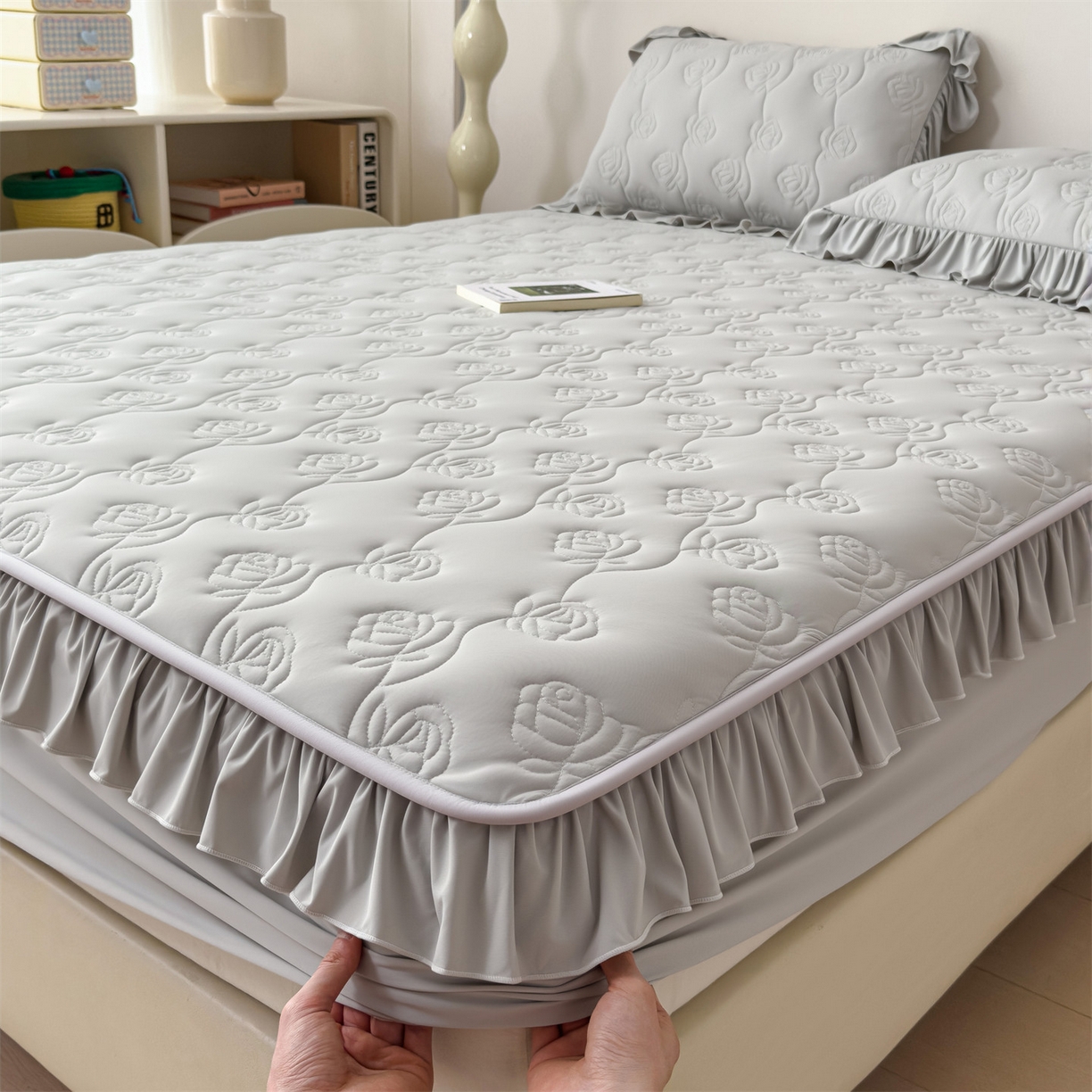 91家纺网 家纺一手货源 找家纺 雯豆家纺 【10A抗菌】2026新品氨纶凉感丝花边床笠三件套+花边夏被夏凉被四件套 氨纶花边床笠-浅灰