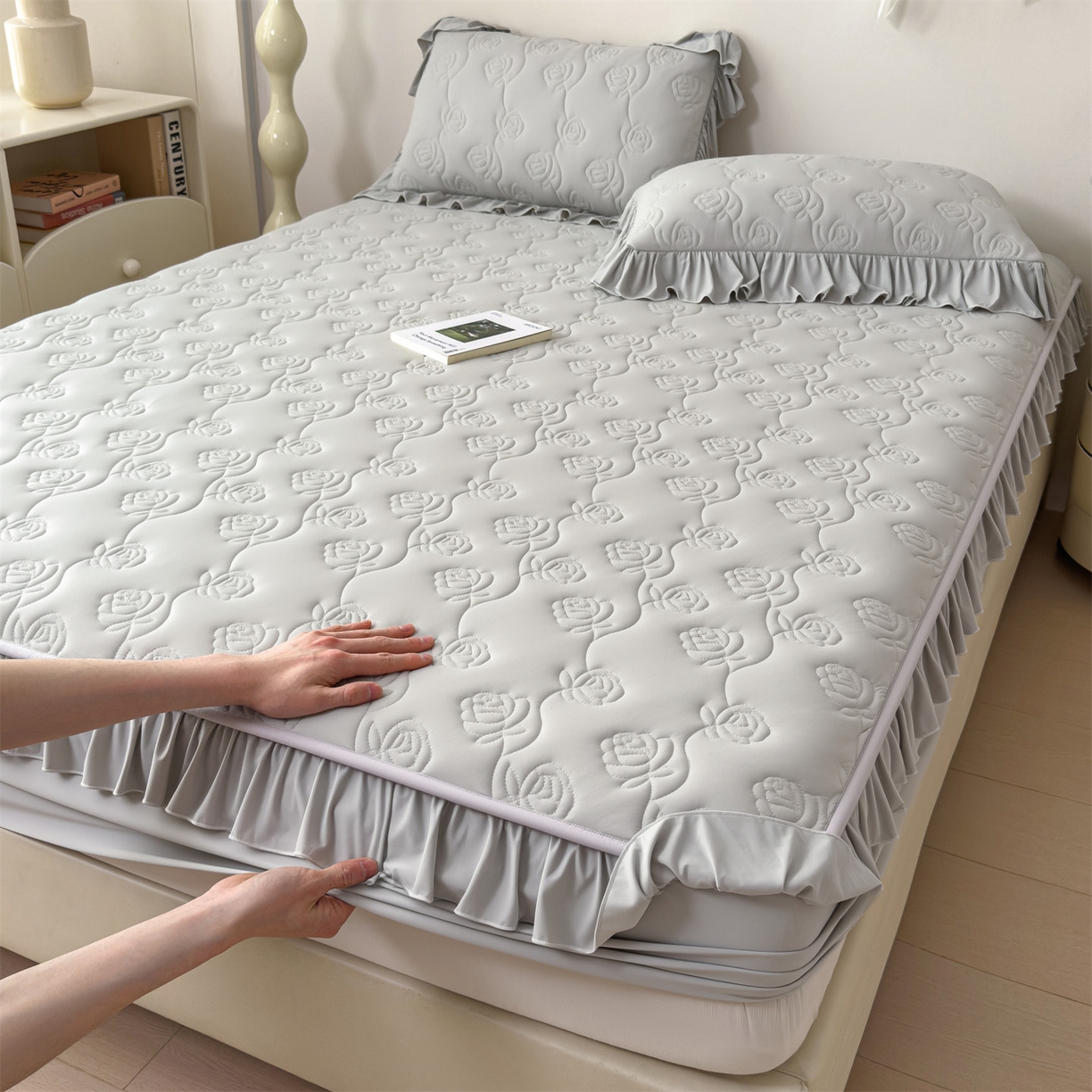 91家纺网 家纺一手货源 找家纺 雯豆家纺 【10A抗菌】2026新品氨纶凉感丝花边床笠三件套+花边夏被夏凉被四件套 氨纶花边床笠-浅灰