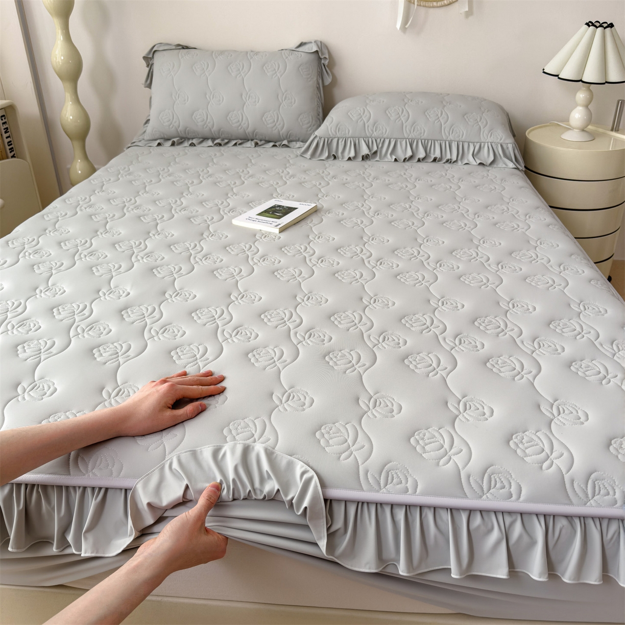 91家纺网 家纺一手货源 找家纺 雯豆家纺 【10A抗菌】2026新品氨纶凉感丝花边床笠三件套+花边夏被夏凉被四件套 氨纶花边床笠-浅灰