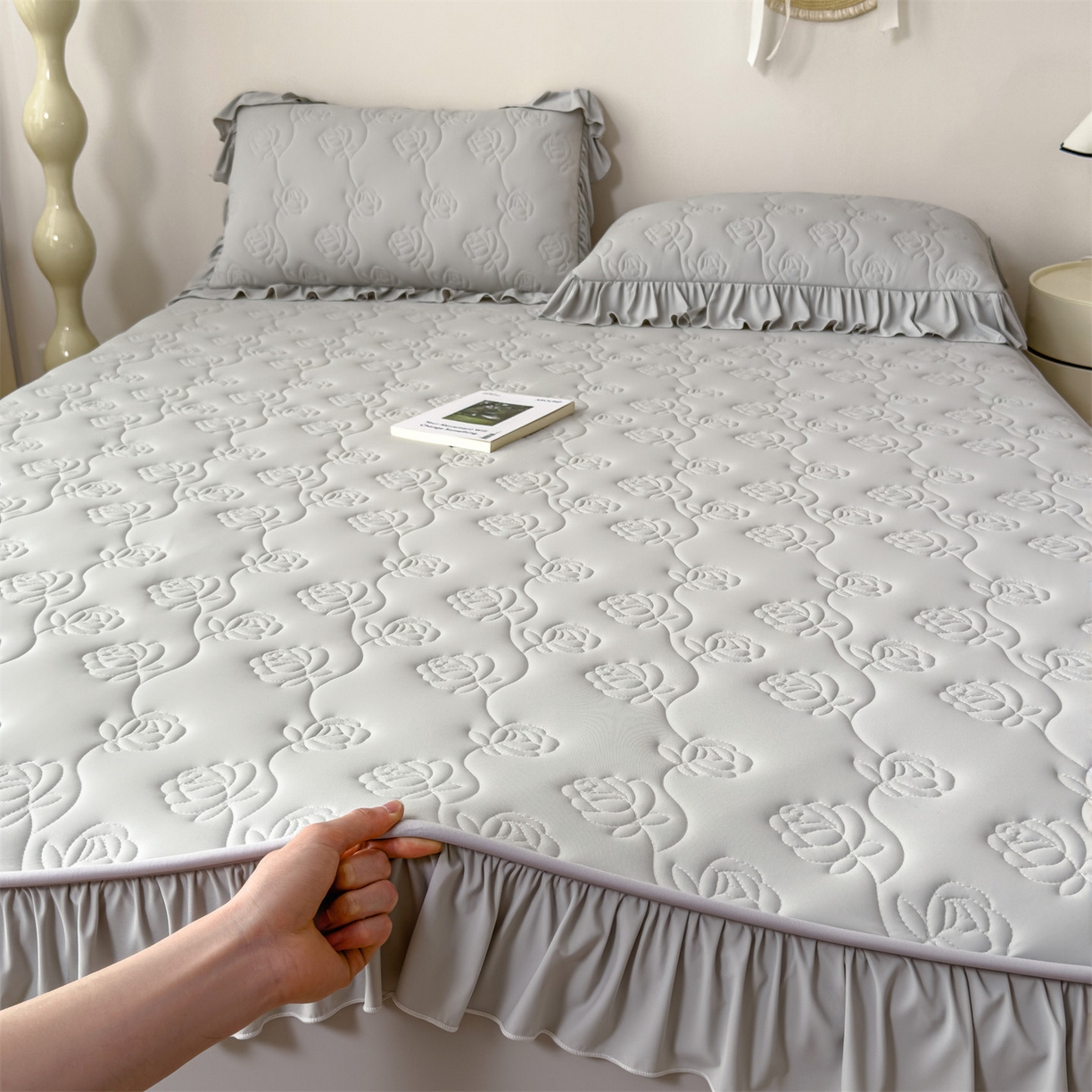 91家纺网 家纺一手货源 找家纺 雯豆家纺 【10A抗菌】2026新品氨纶凉感丝花边床笠三件套+花边夏被夏凉被四件套 氨纶花边床笠-浅灰