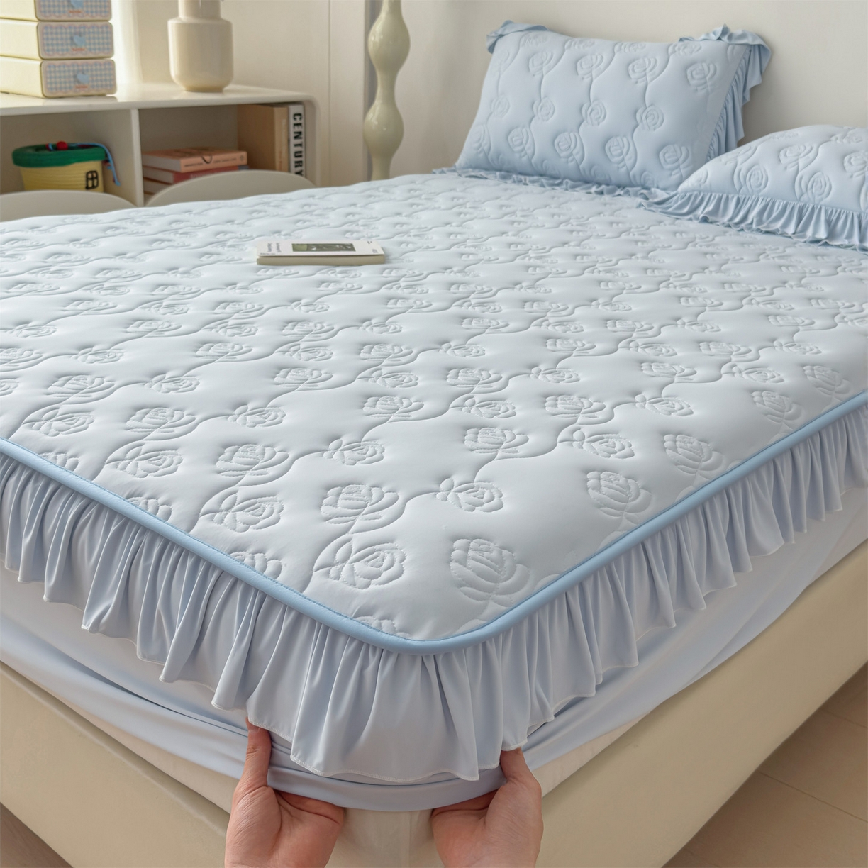 91家纺网 家纺一手货源 找家纺 雯豆家纺 【10A抗菌】2026新品氨纶凉感丝花边床笠三件套+花边夏被夏凉被四件套 氨纶花边床笠-水蓝