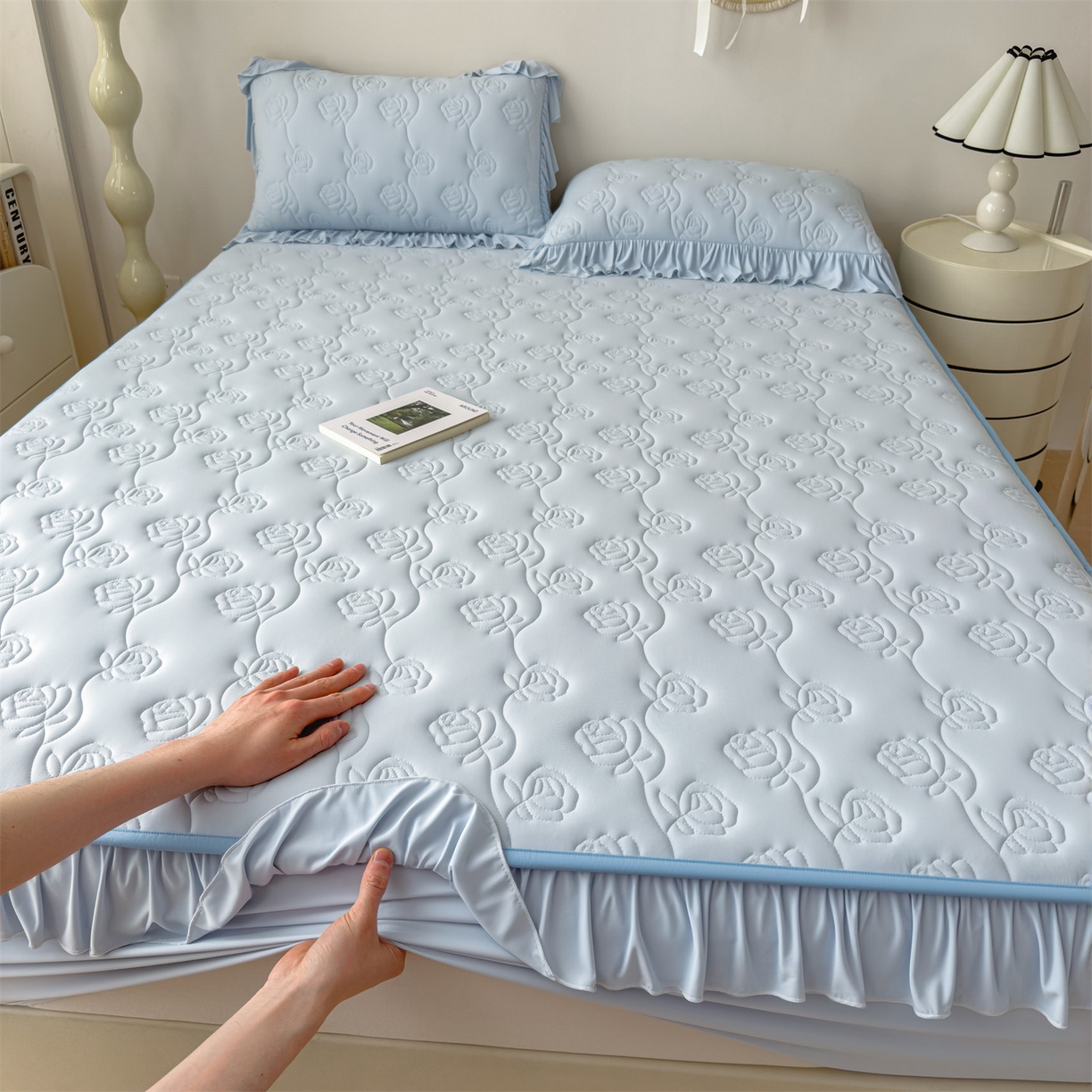 91家纺网 家纺一手货源 找家纺 雯豆家纺 【10A抗菌】2026新品氨纶凉感丝花边床笠三件套+花边夏被夏凉被四件套 氨纶花边床笠-水蓝