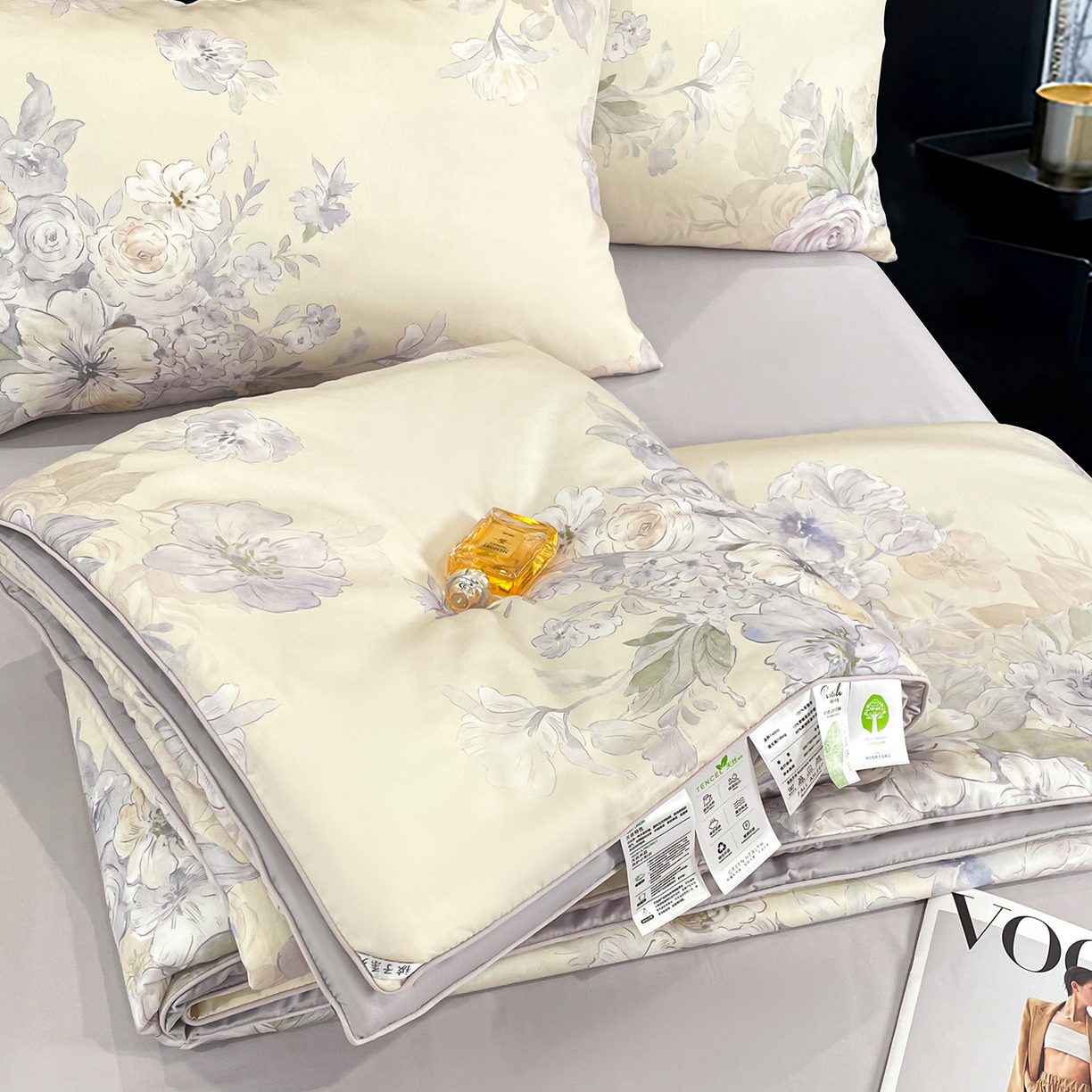 91家纺网 家纺一手货源 找家纺 尊妙被业 2026春夏新款莱赛尔天丝夏被蚕蛹蛋白夏被夏凉被空调被四件套-印花款 暗香绘-棕