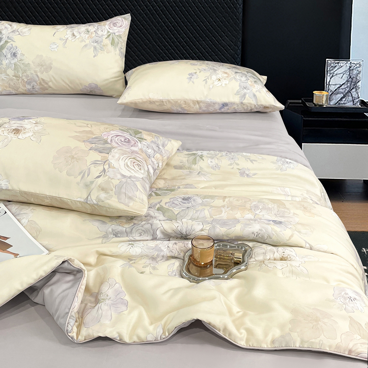 91家纺网 家纺一手货源 找家纺 尊妙被业 2026春夏新款莱赛尔天丝夏被蚕蛹蛋白夏被夏凉被空调被四件套-印花款 暗香绘-棕