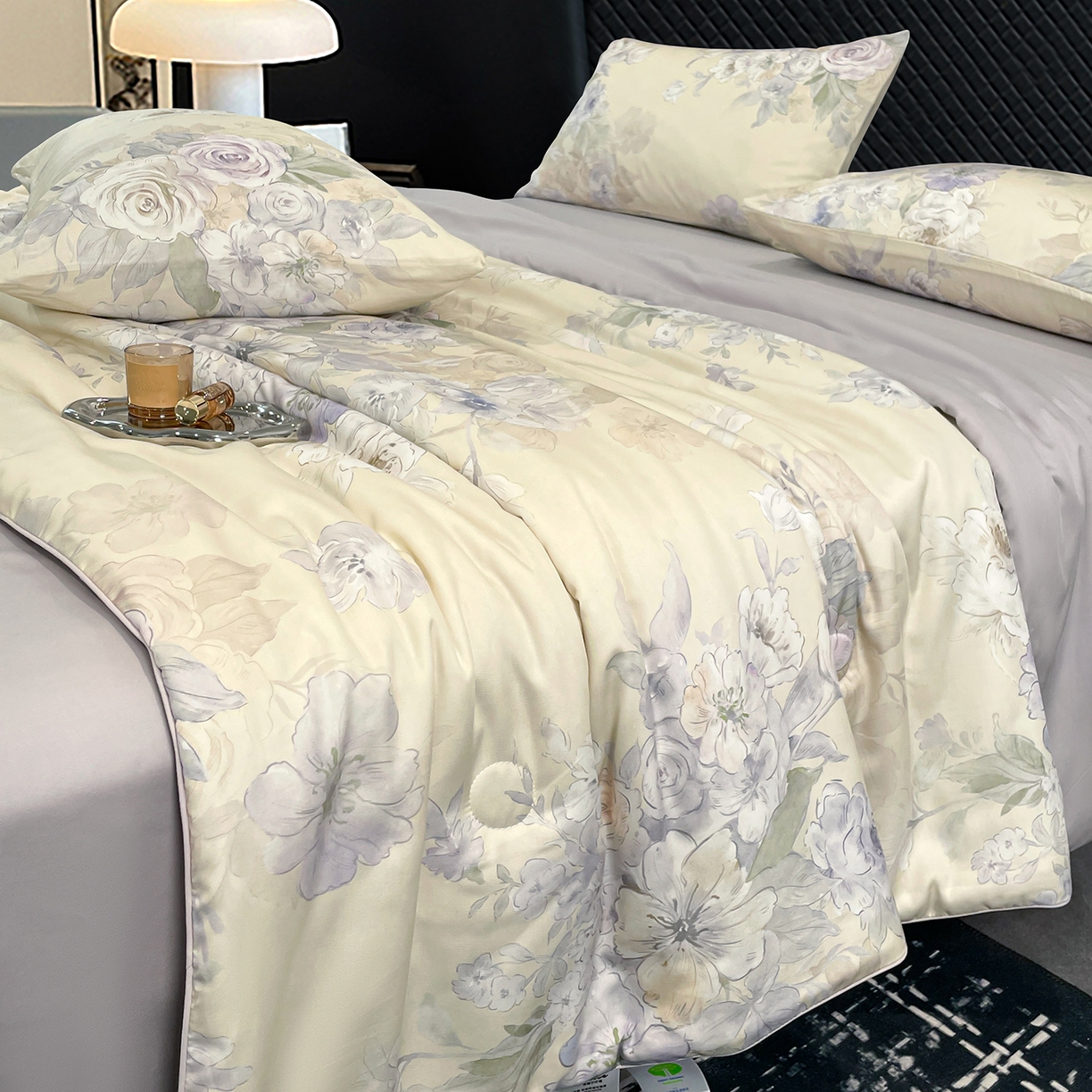 91家纺网 家纺一手货源 找家纺 尊妙被业 2026春夏新款莱赛尔天丝夏被蚕蛹蛋白夏被夏凉被空调被四件套-印花款 暗香绘-棕