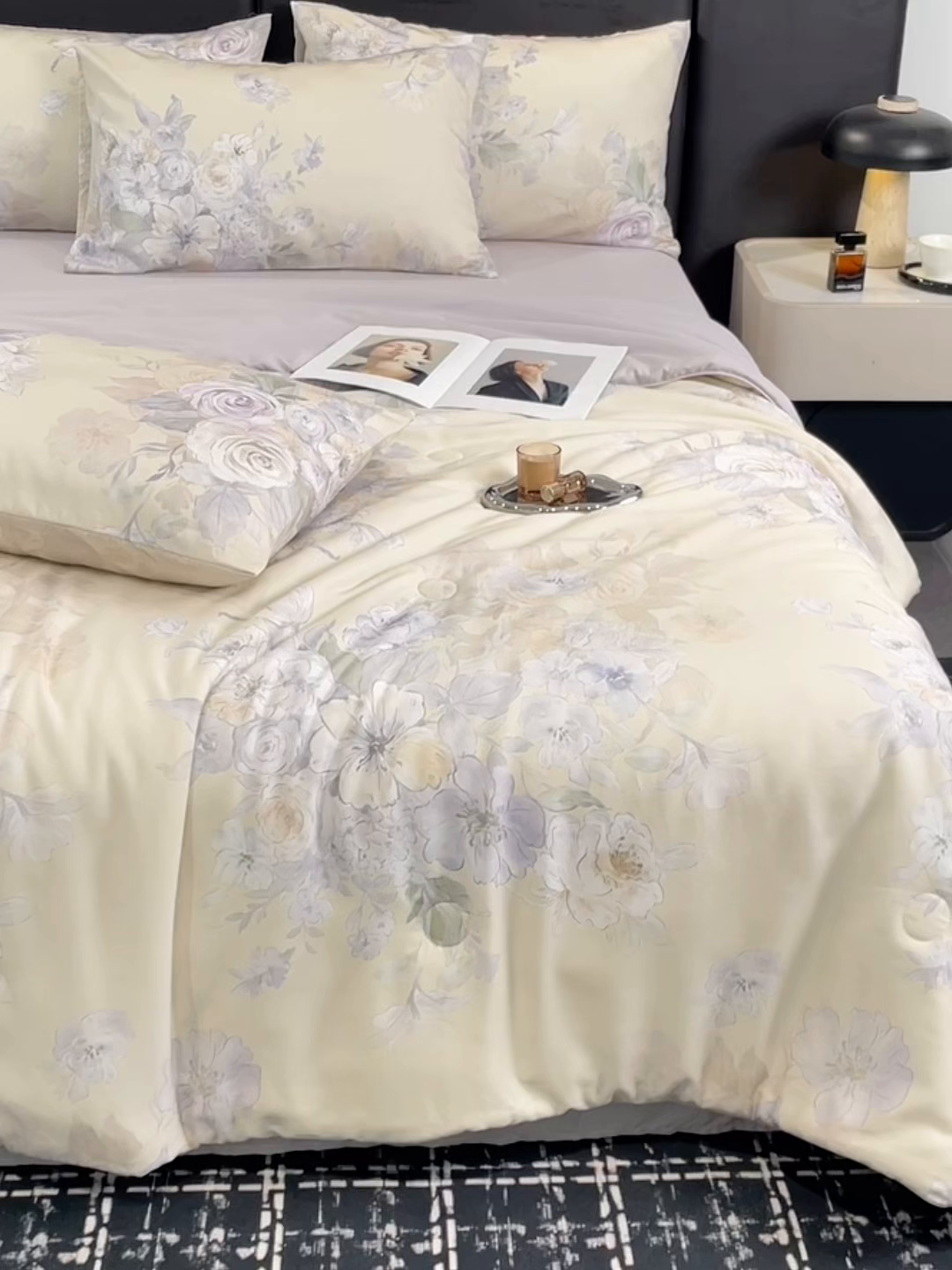 91家纺网 家纺一手货源 找家纺 尊妙被业 2026春夏新款莱赛尔天丝夏被蚕蛹蛋白夏被夏凉被空调被四件套-印花款 暗香绘-棕