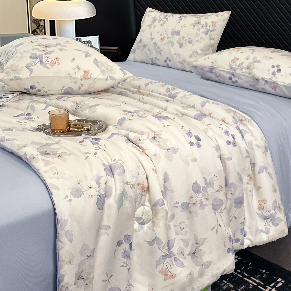 91家纺网 家纺一手货源 找家纺 尊妙被业 2026春夏新款莱赛尔天丝夏被蚕蛹蛋白夏被夏凉被空调被四件套-印花款 花颜外-蓝