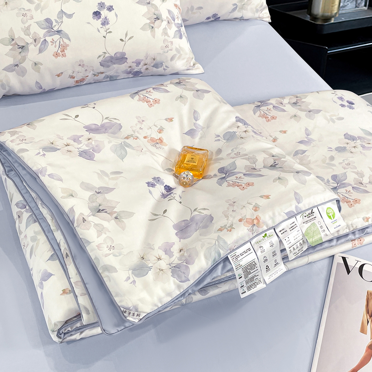 91家纺网 家纺一手货源 找家纺 尊妙被业 2026春夏新款莱赛尔天丝夏被蚕蛹蛋白夏被夏凉被空调被四件套-印花款 花颜外-蓝