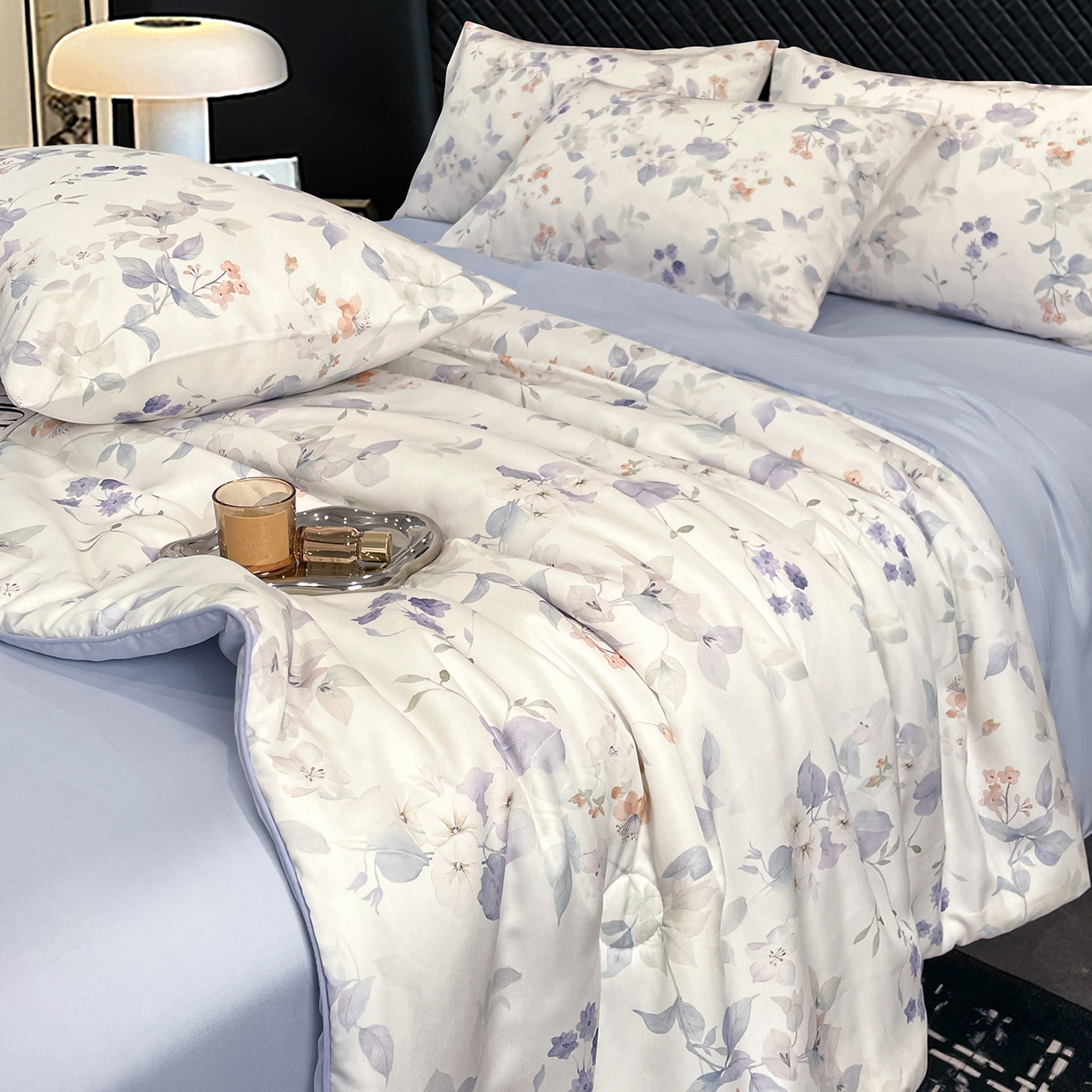 91家纺网 家纺一手货源 找家纺 尊妙被业 2026春夏新款莱赛尔天丝夏被蚕蛹蛋白夏被夏凉被空调被四件套-印花款 花颜外-蓝