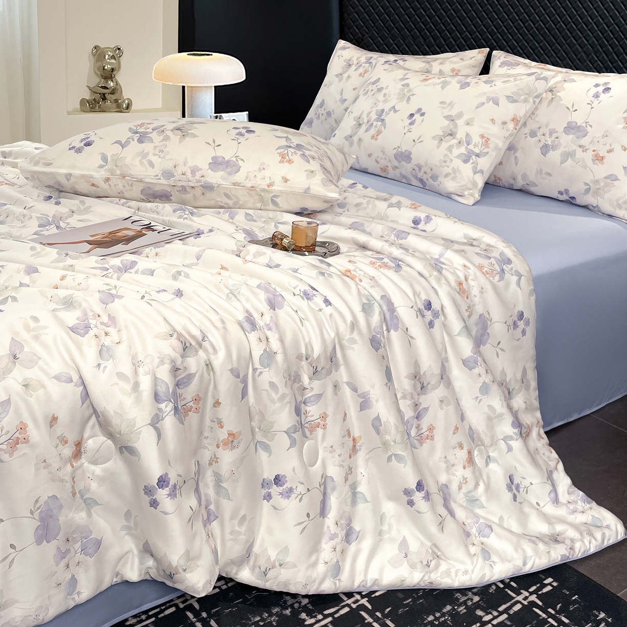 91家纺网 家纺一手货源 找家纺 尊妙被业 2026春夏新款莱赛尔天丝夏被蚕蛹蛋白夏被夏凉被空调被四件套-印花款 花颜外-蓝