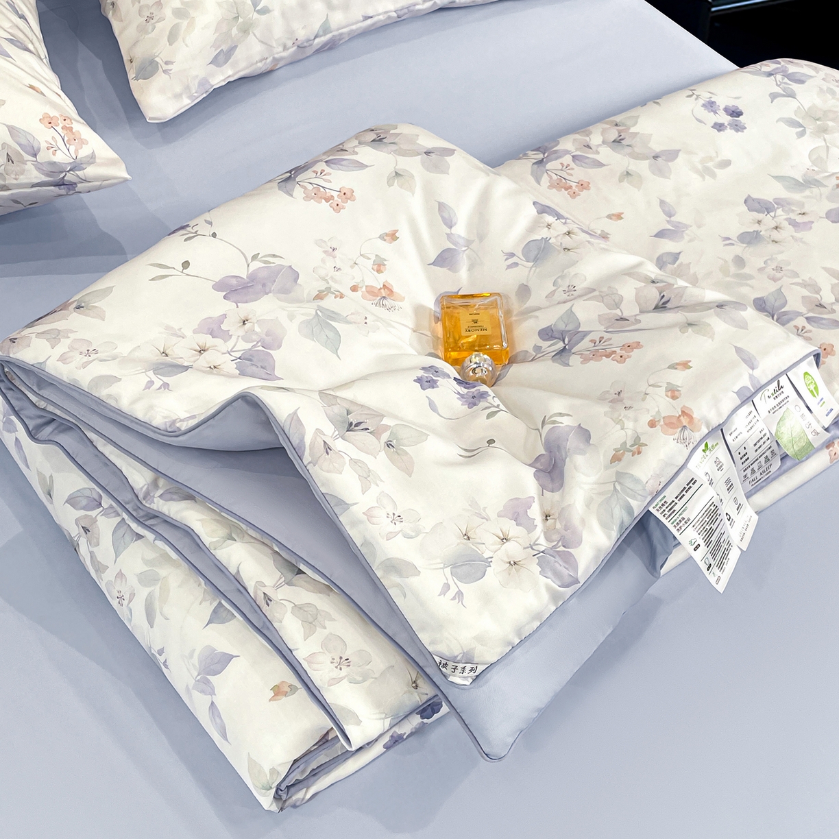 91家纺网 家纺一手货源 找家纺 尊妙被业 2026春夏新款莱赛尔天丝夏被蚕蛹蛋白夏被夏凉被空调被四件套-印花款 花颜外-蓝