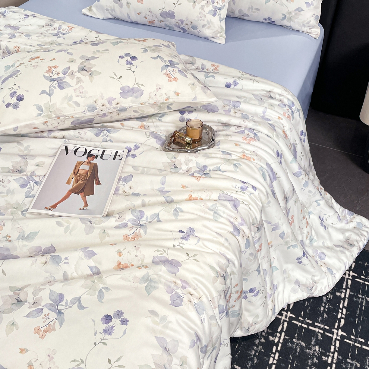 91家纺网 家纺一手货源 找家纺 尊妙被业 2026春夏新款莱赛尔天丝夏被蚕蛹蛋白夏被夏凉被空调被四件套-印花款 花颜外-蓝