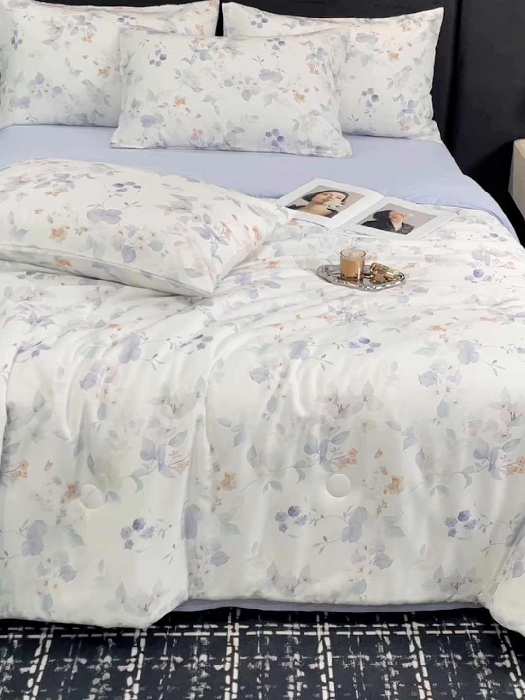 91家纺网 家纺一手货源 找家纺 尊妙被业 2026春夏新款莱赛尔天丝夏被蚕蛹蛋白夏被夏凉被空调被四件套-印花款 花颜外-蓝